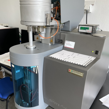 Simultaneous thermogravimetric and differential thermal analyzer / differential scanning calorimeter