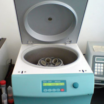 Centrifugue with a refrigeration unit
