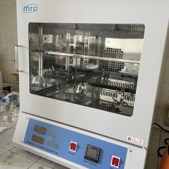 Digital shaker laboratory incubator